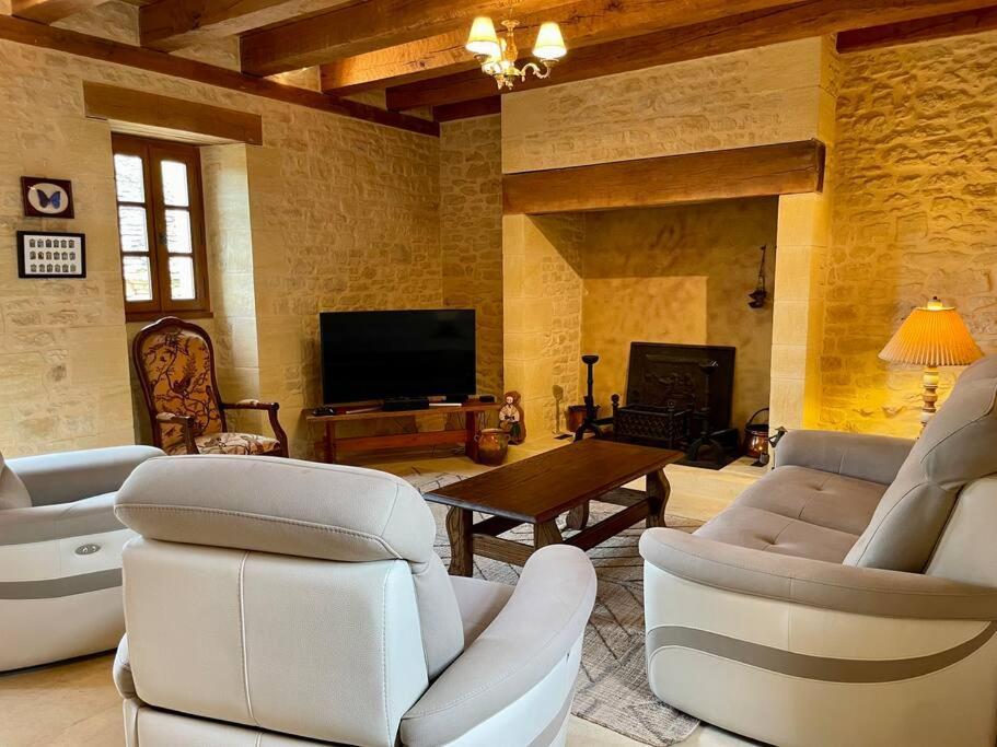 Charming 19Th Century Farmhouse With Pool Vitrac  Extérieur photo