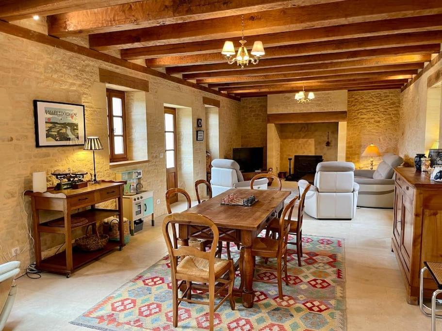 Charming 19Th Century Farmhouse With Pool Vitrac  Extérieur photo